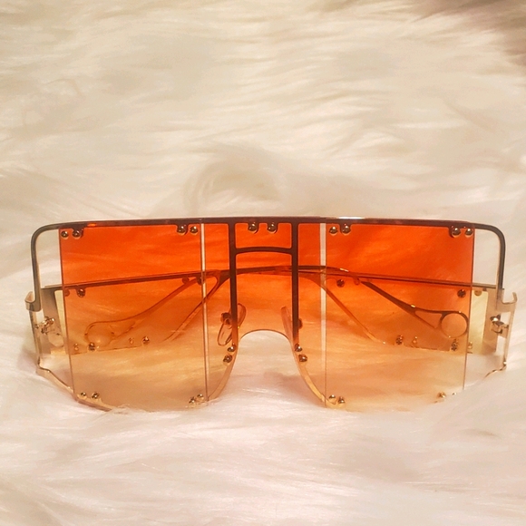 Oversized Sunnies - Picture 3 of 10